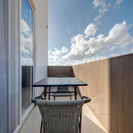 Openplan Penthouse With Private Terrace, Wifi & Ac By 360 Estates Żabbar
