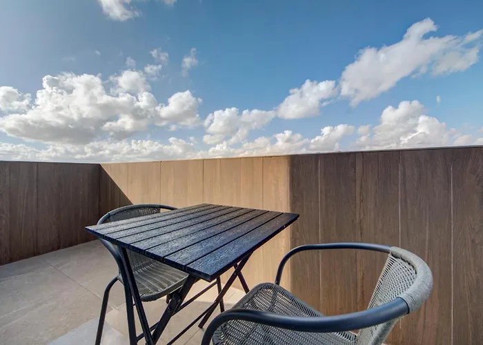 Openplan Penthouse With Private Terrace, Wifi & Ac By 360 Estates Apartament Żabbar