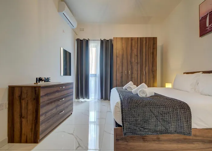 Openplan Penthouse With Private Terrace, Wifi & Ac By 360 Estates Żabbar